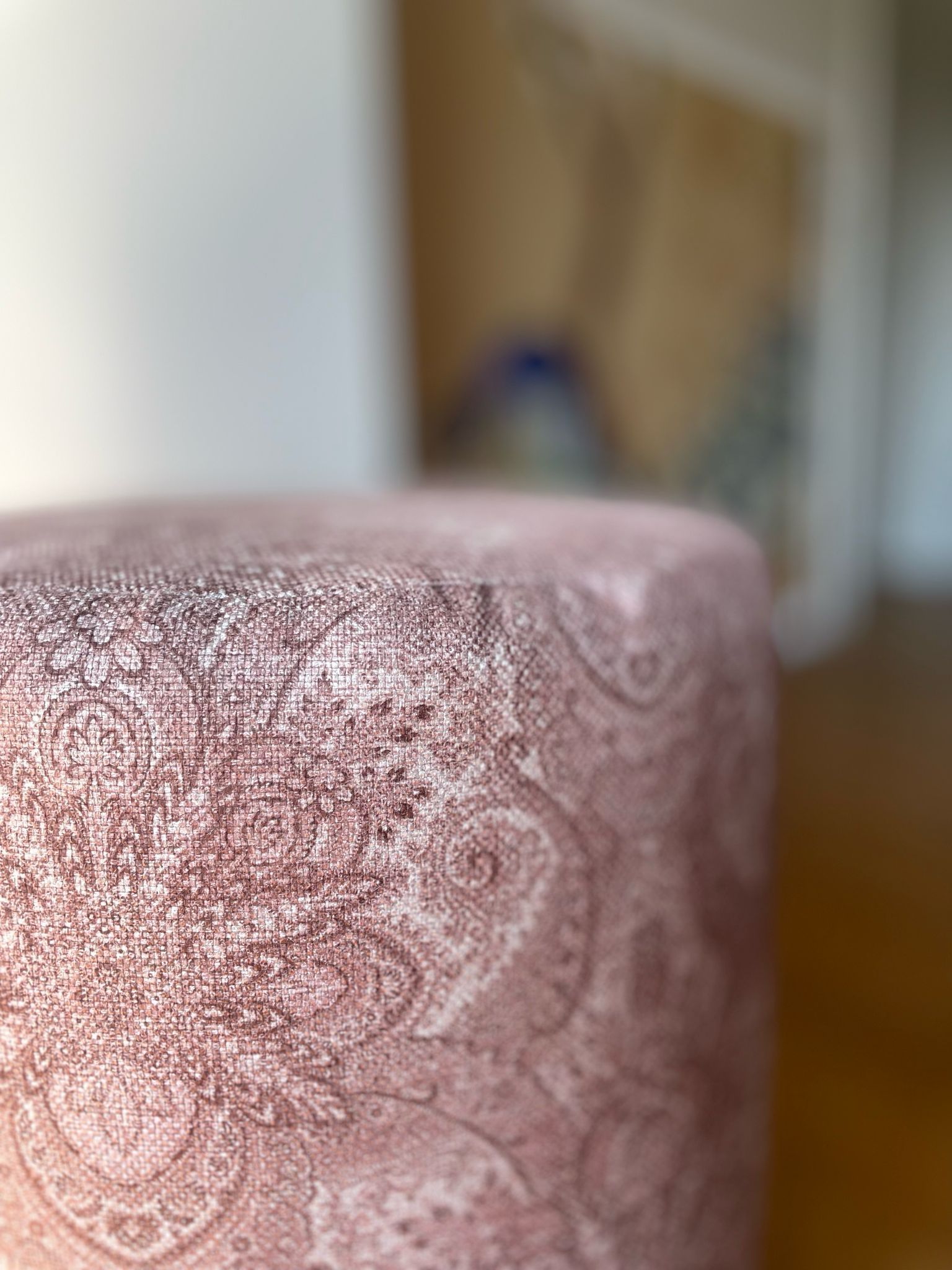 Oudroze poef handgemaakt, met prachtig paisley patroon.