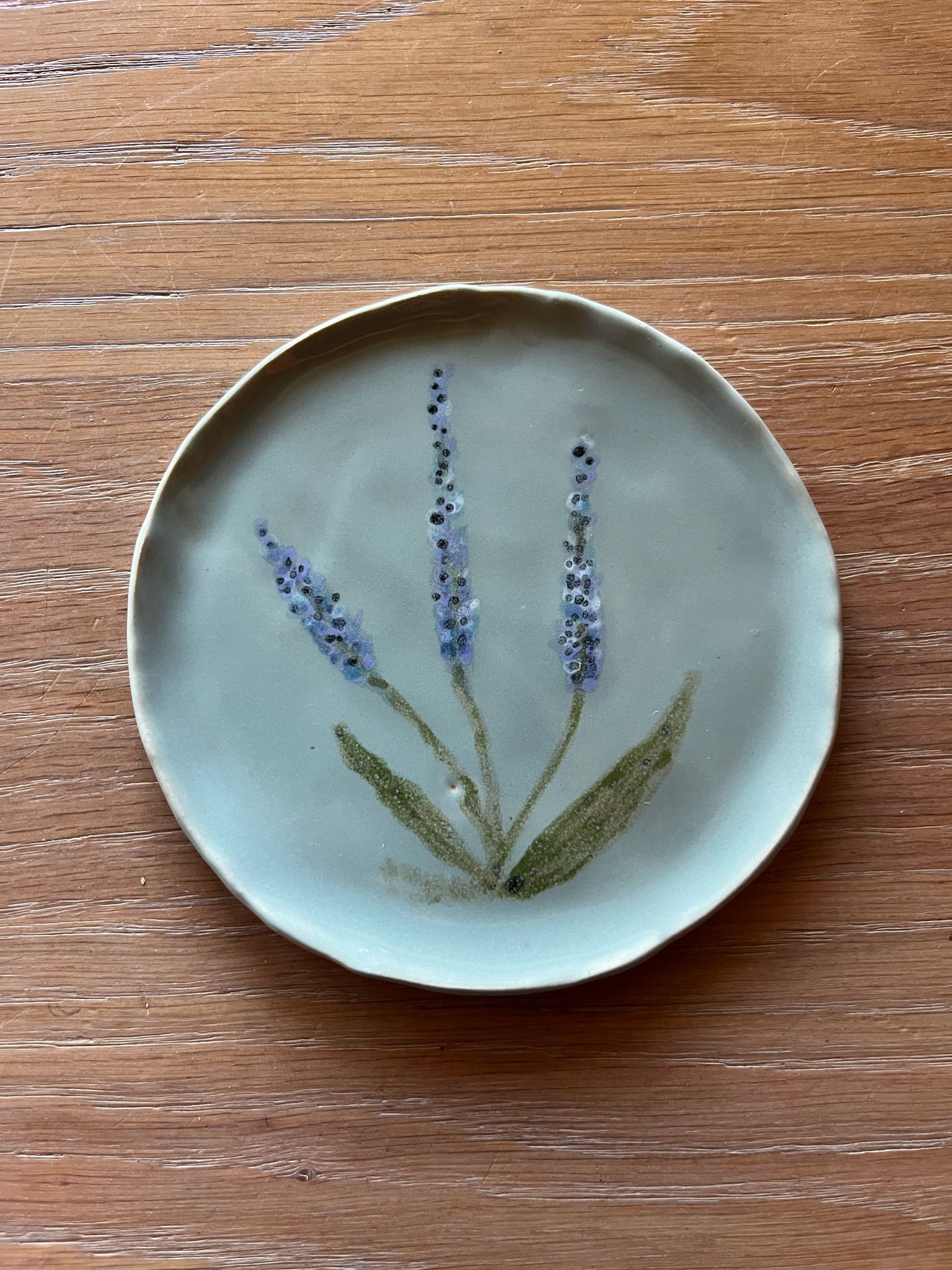 handgemaakt schoteltje met lavendel erop geglazuurd