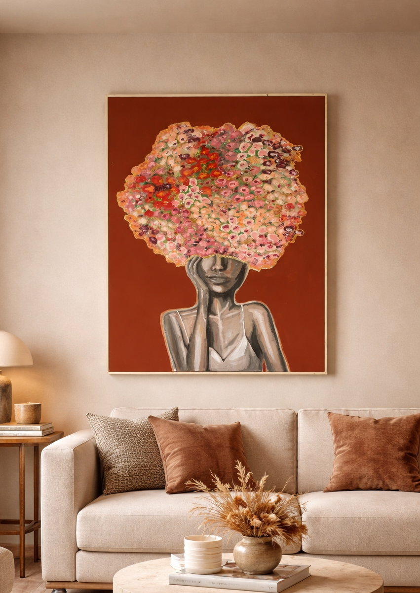 Portret van een vrouw met een bloem in haar haar, hangend boven een bank met bruine kussens en neutrale tinten.