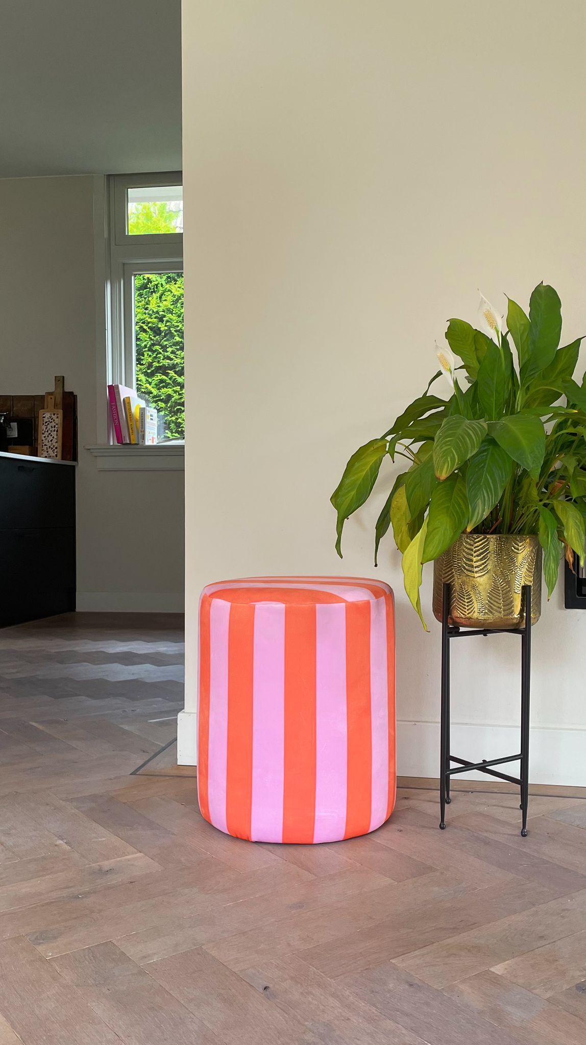 Gekleurde poef met roze en oranje strepen