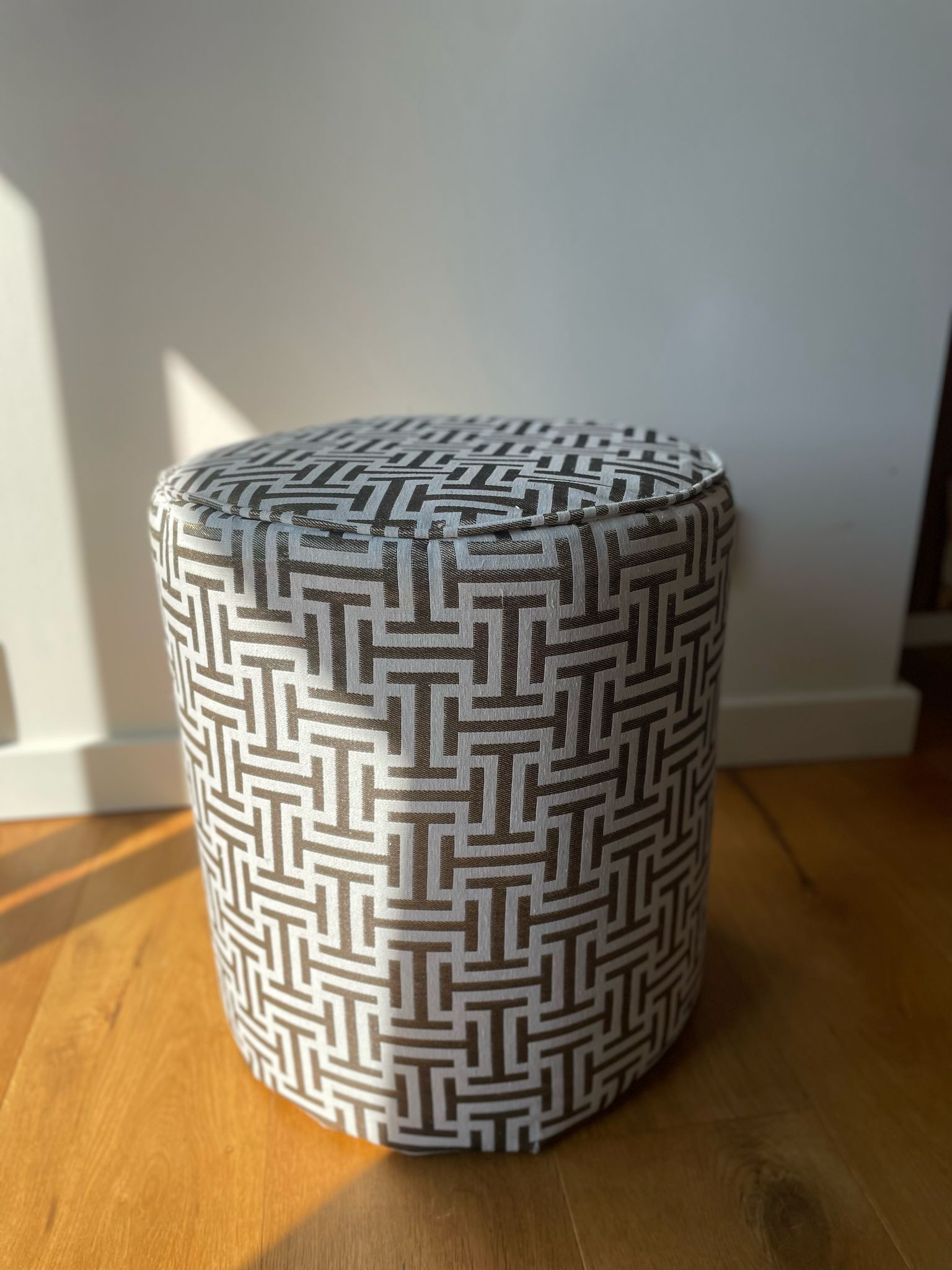 poef met moderne print van wit en goud