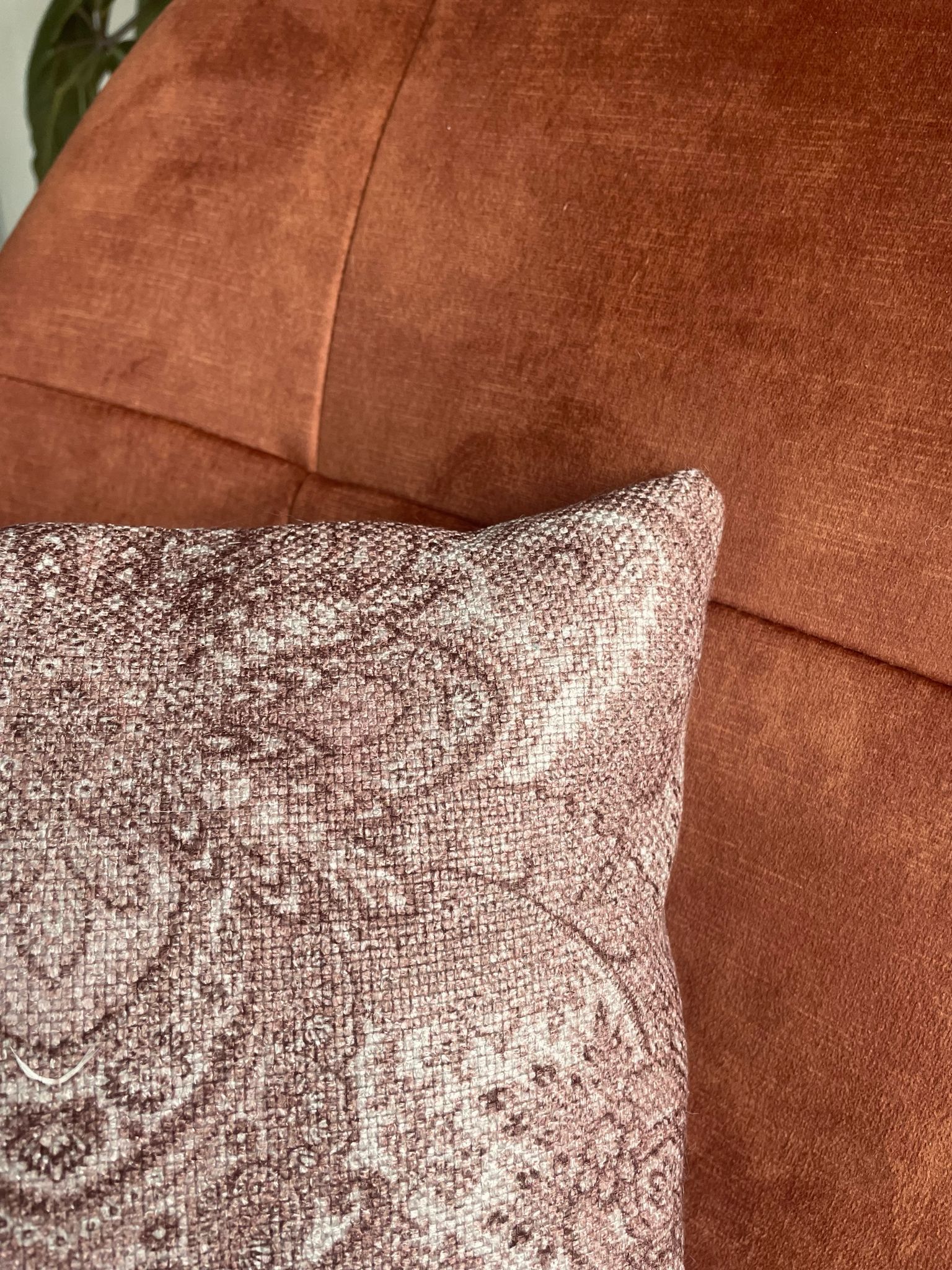 Een roze kussen met paisley patroon voor een speelse toevoeging aan jouw interieur