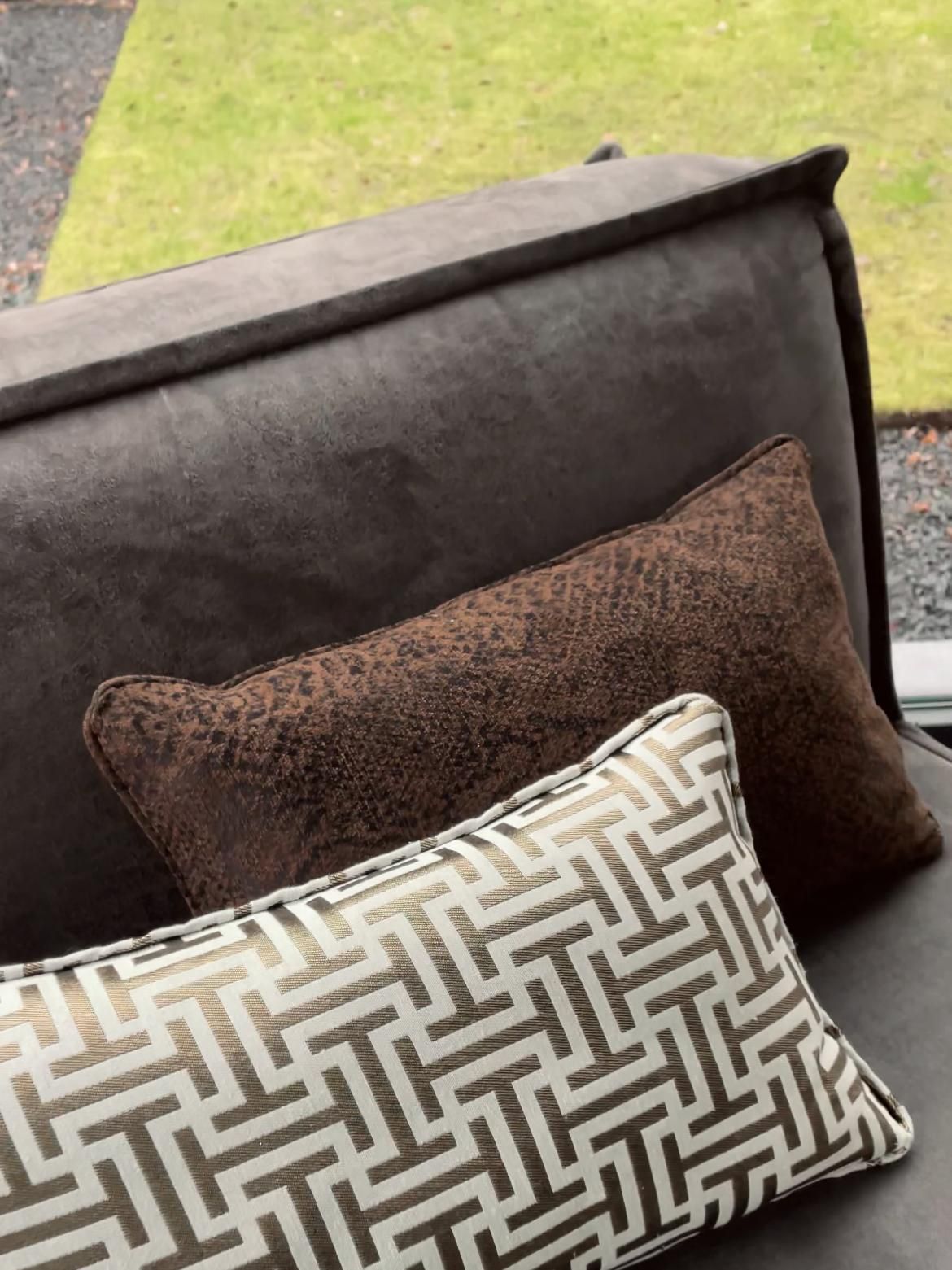 Twee kussens zijn op elkaar gestapeld op een stoel.