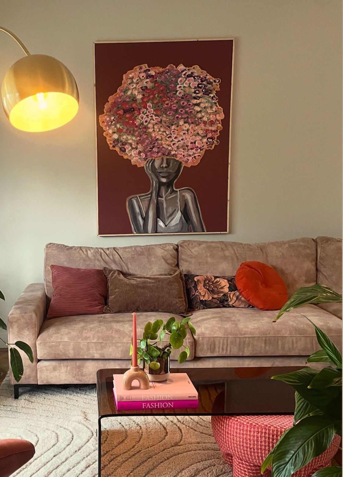 Kunstwerk vrouw met bloementooi. Gouden details en bordeaux achtergrond. Goedkoop en handgemaakt