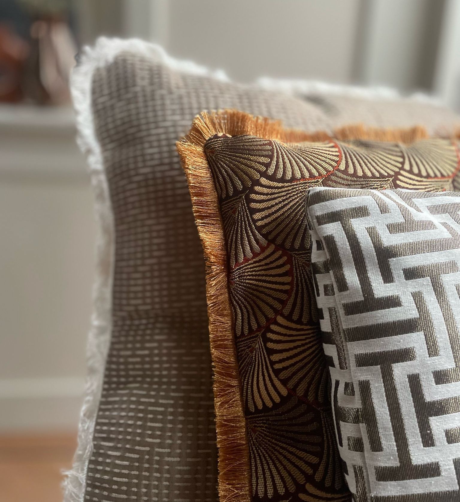 Kussens met kleurige rijke patronen en prints, met franjes en handgemaakt