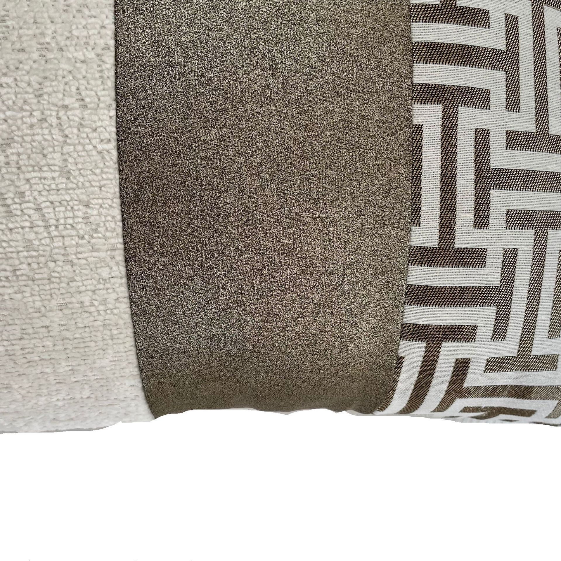 Rechthoekig kussen in beige, goud en bruin met structuur- en patroondelen.