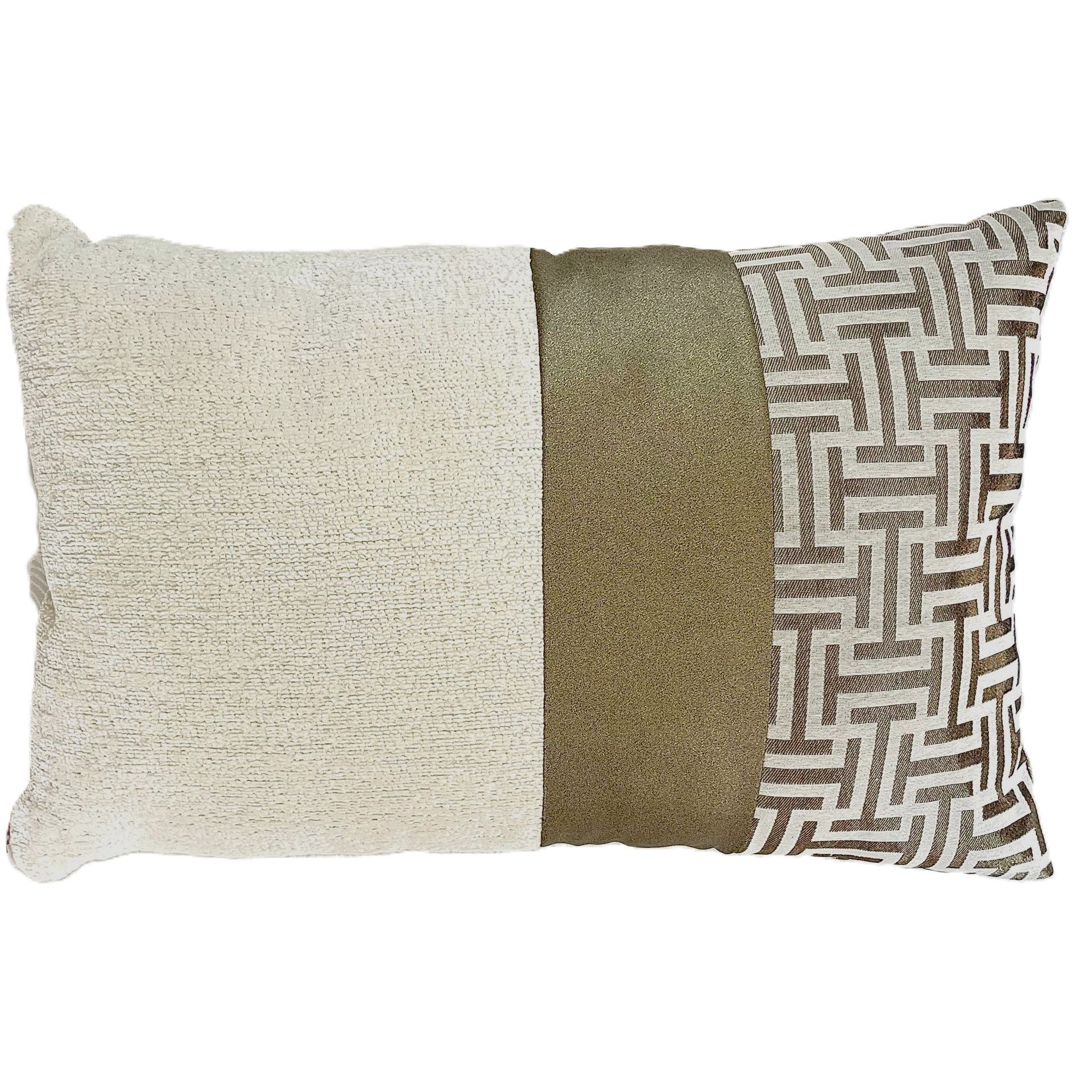Rechthoekig kussen in beige, goud en bruin met structuur- en patroondelen.