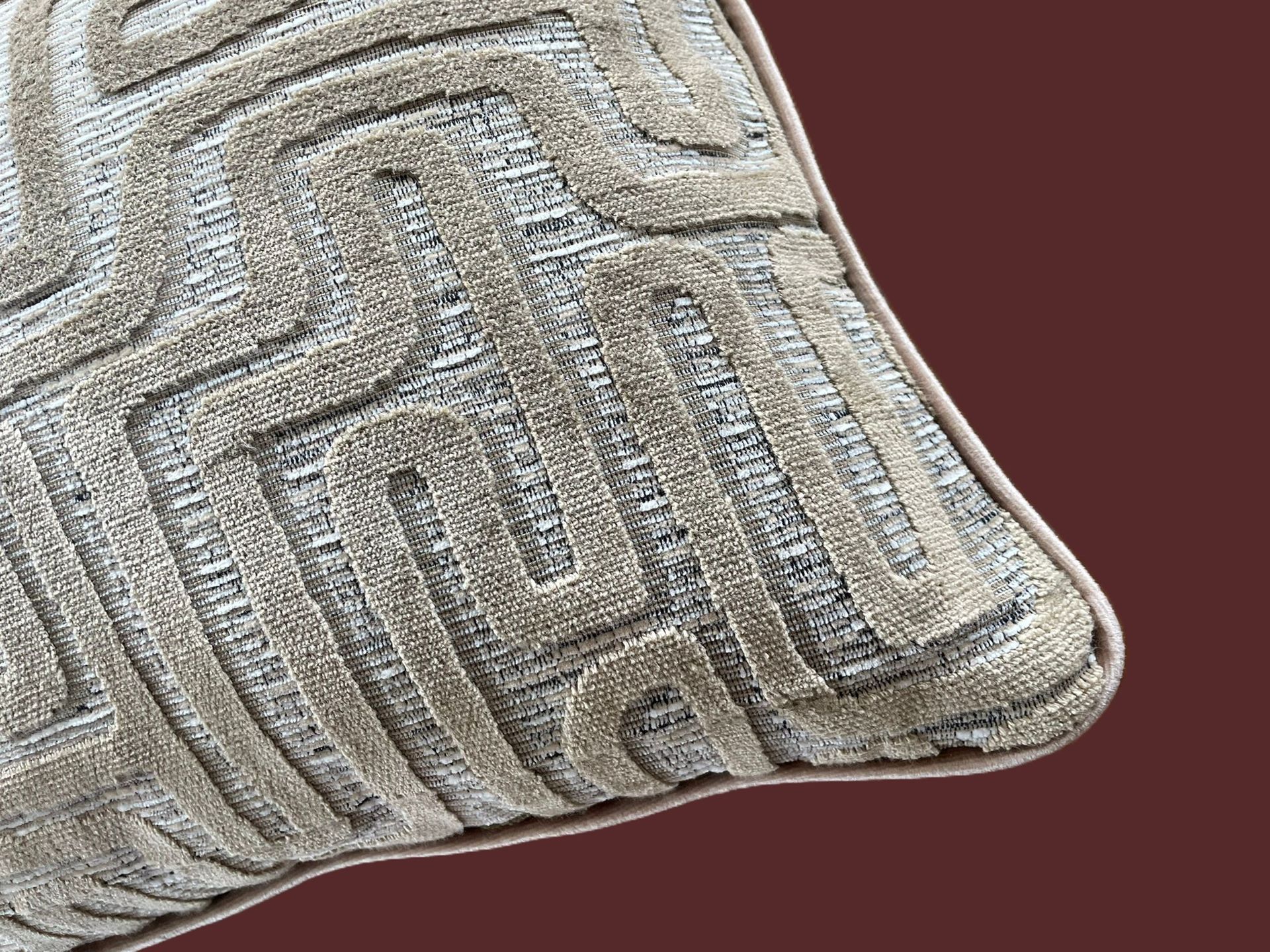 Decoratief rechthoekig kussen met een gestructureerd, labyrintachtig patroon in zilver en beige