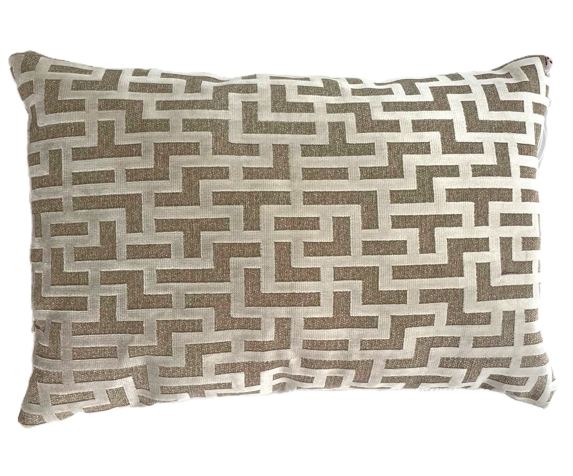 Rechthoekig decoratief kussen met geometrisch patroon in beige en crèmekleur.