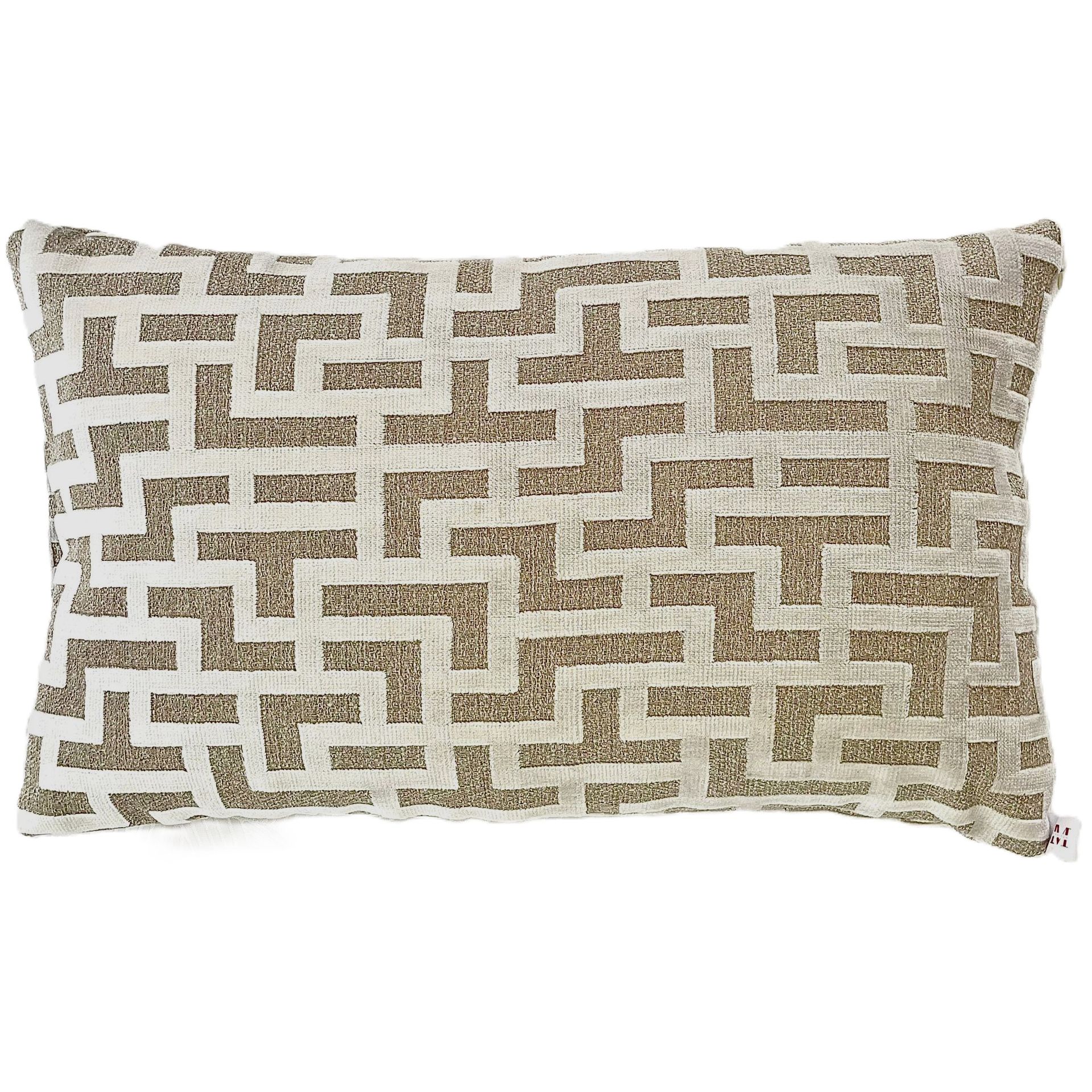 Rechthoekig sierkussen met beige en bruin geometrisch patroon.
