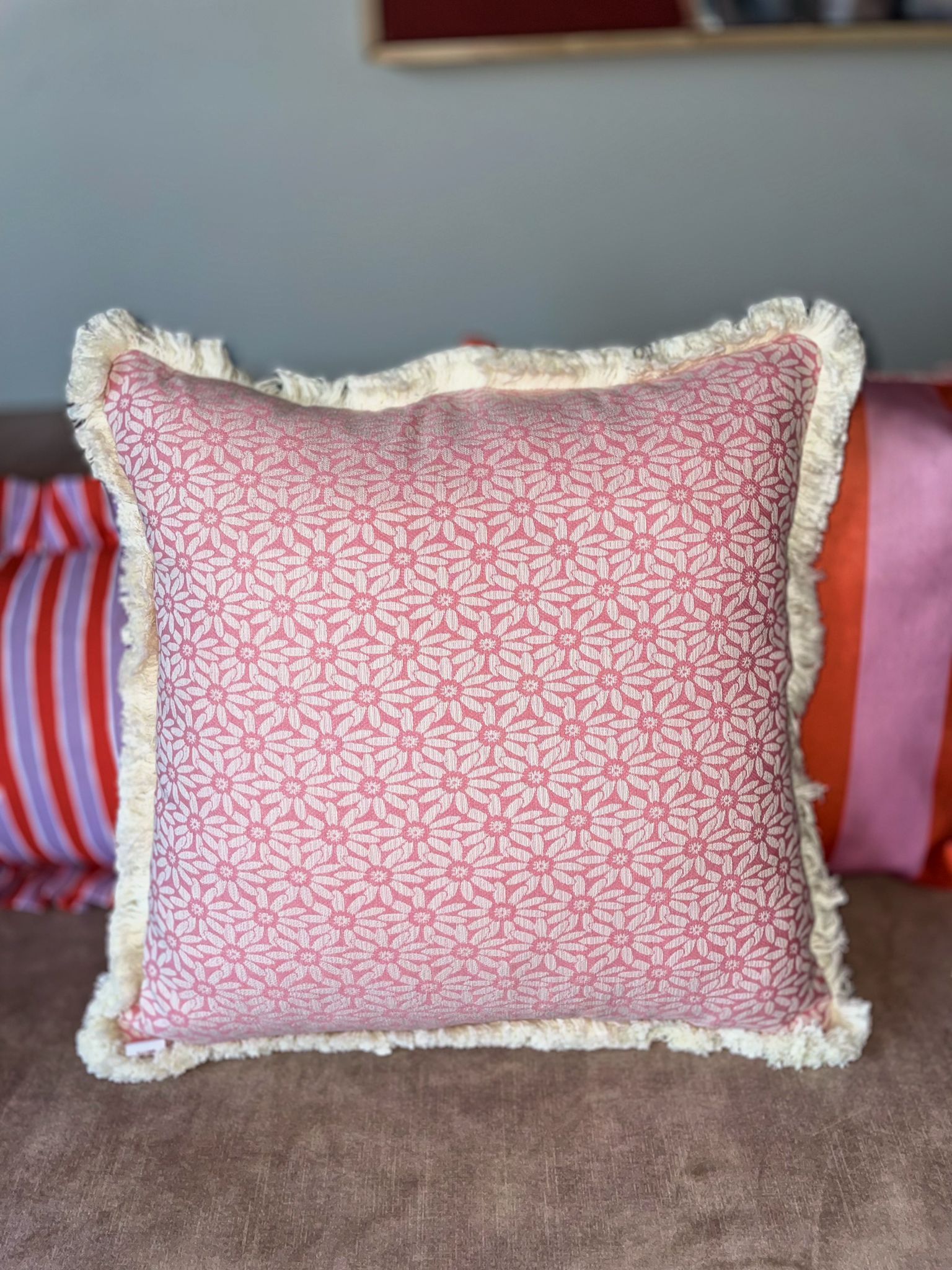 kussen met roze bloemetjes en franjes