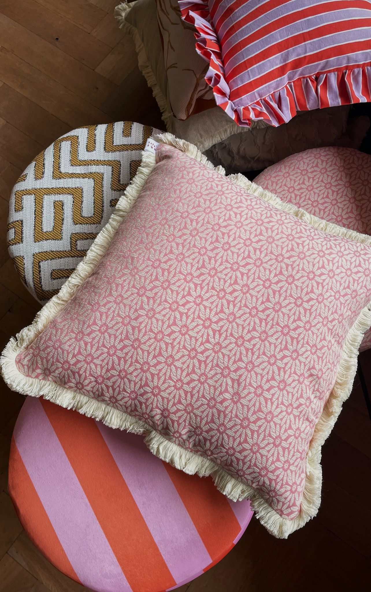 kussen met roze bloemetjes en franjes