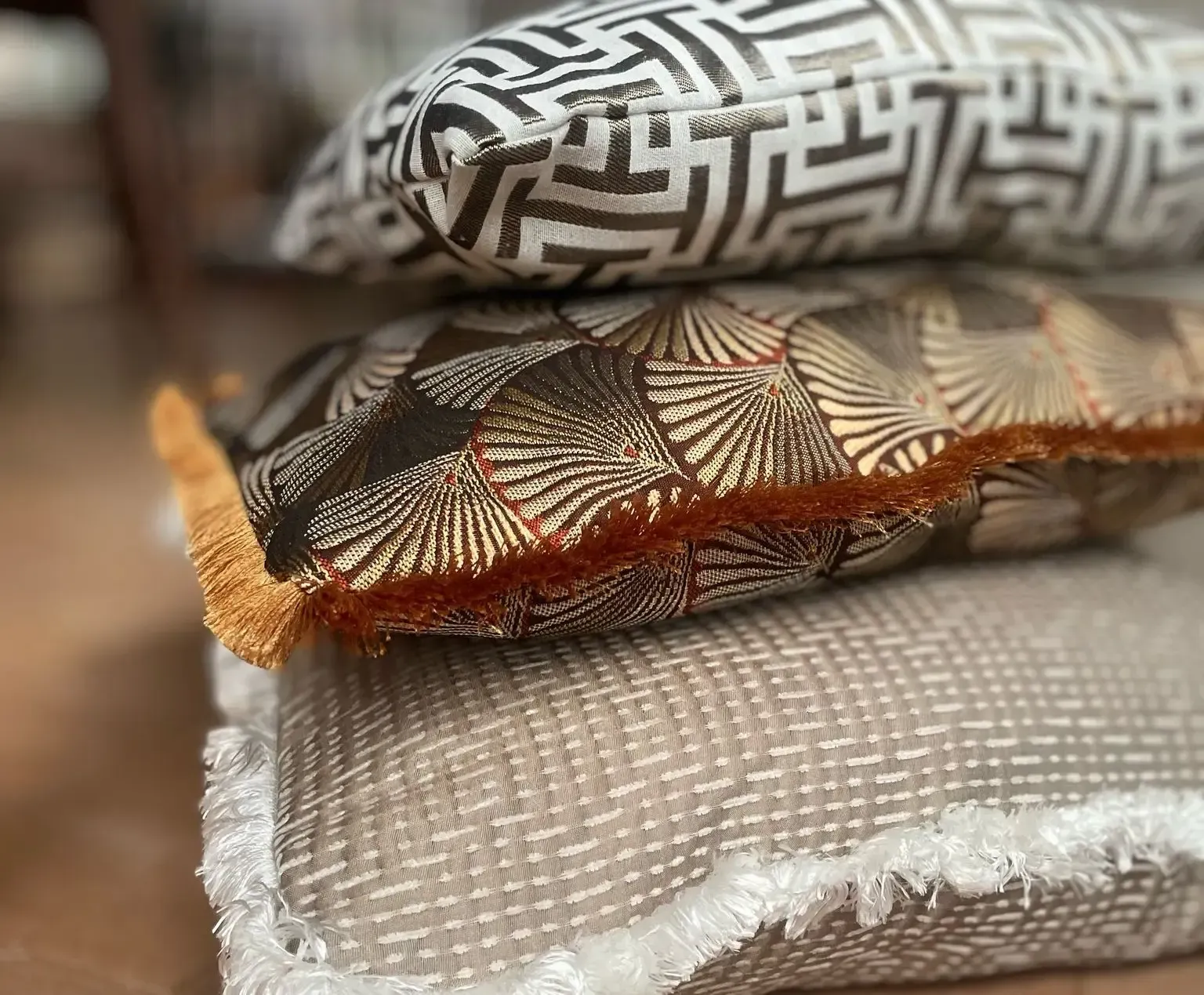 stapel kussens met prachtige, luxieuze printen