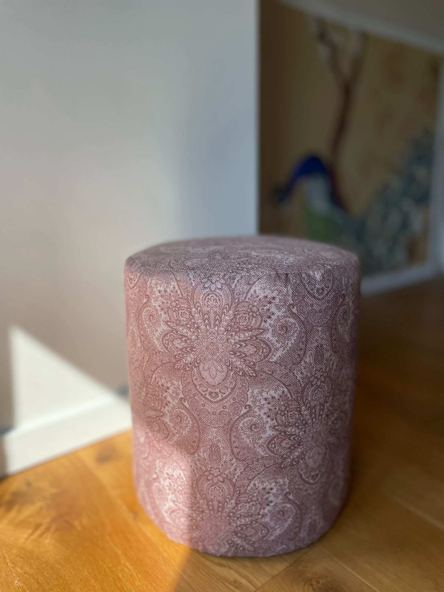 Oudroze poef handgemaakt, met prachtig paisley patroon.