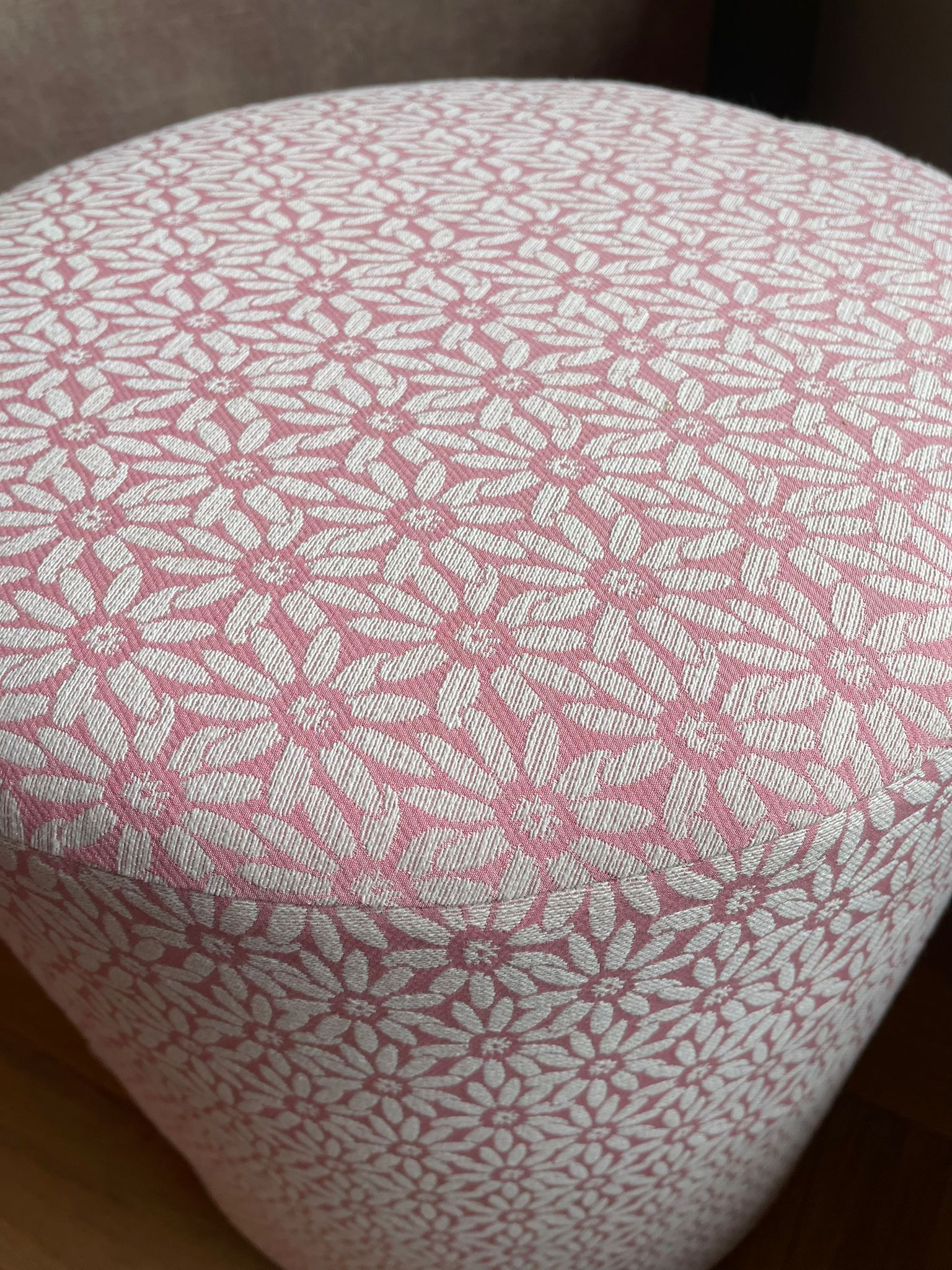 Roze poef met bloemetjes motief, perfect als bijzettafel in de woonkamer