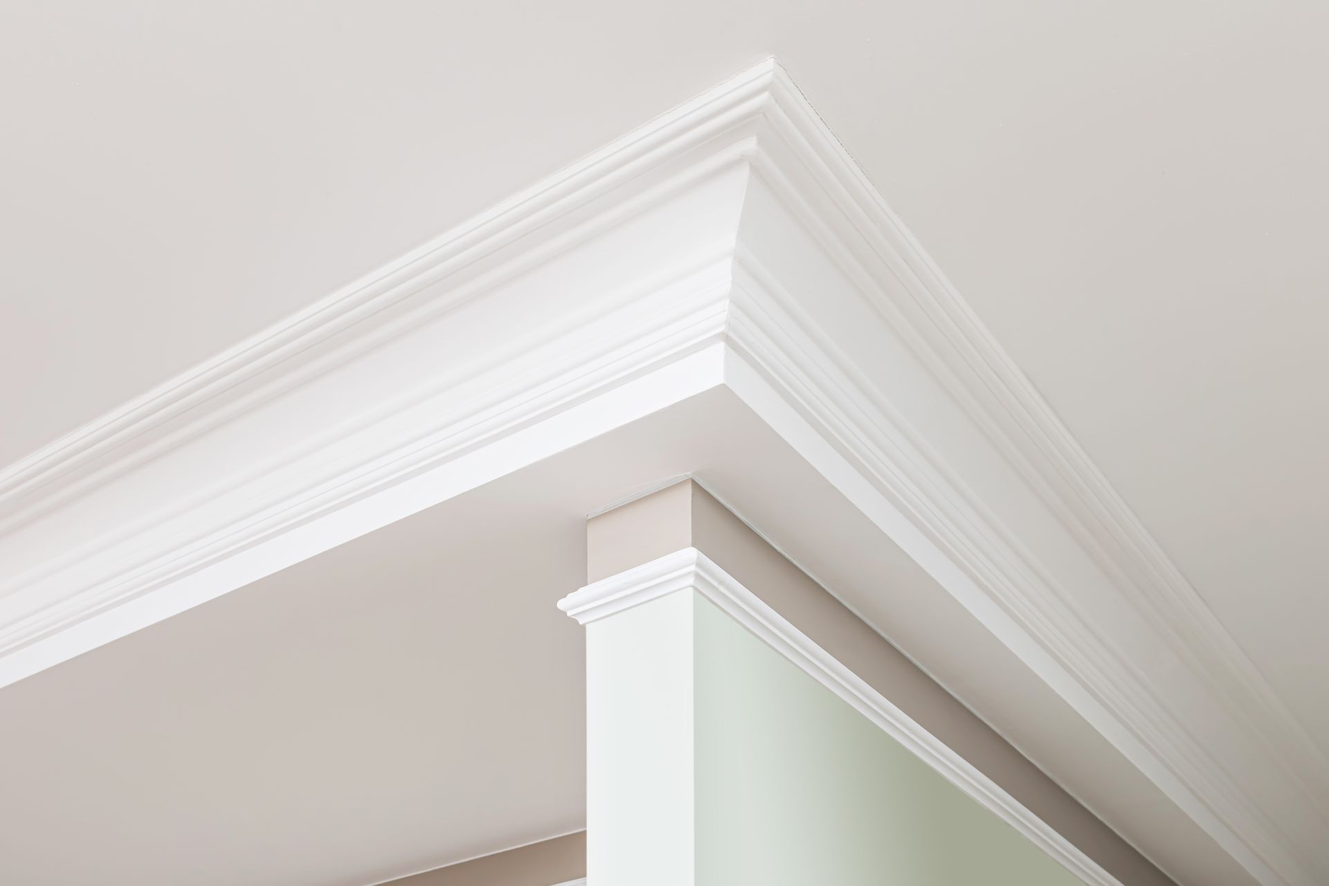 A close up of a white molding on the ceiling of a room.