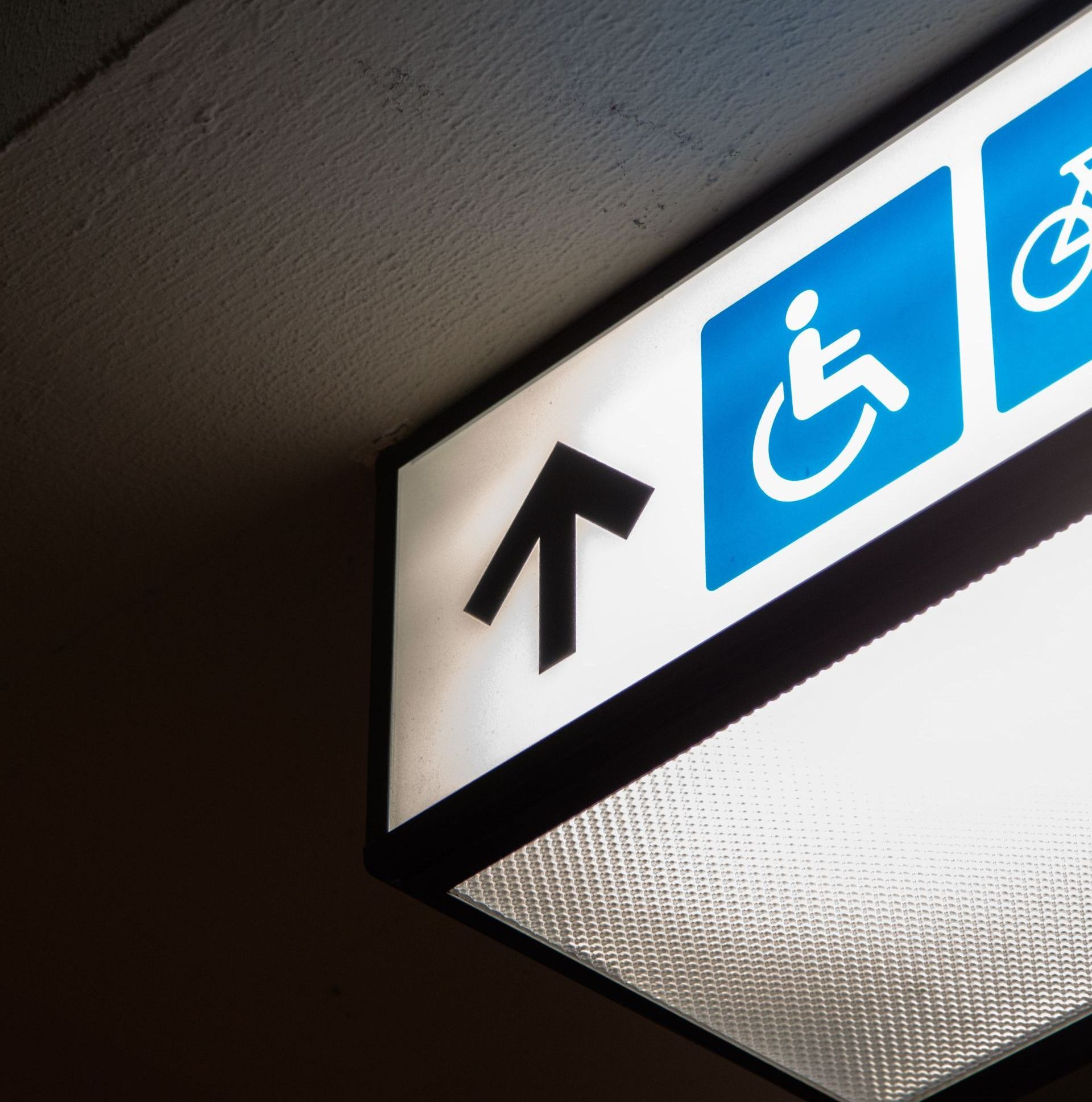 A sign with a wheelchair and an arrow pointing up
