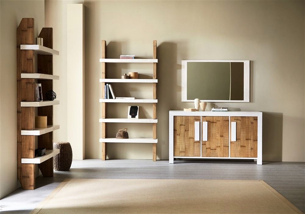 Un soggiorno con scaffali in legno e TV a schermo piatto