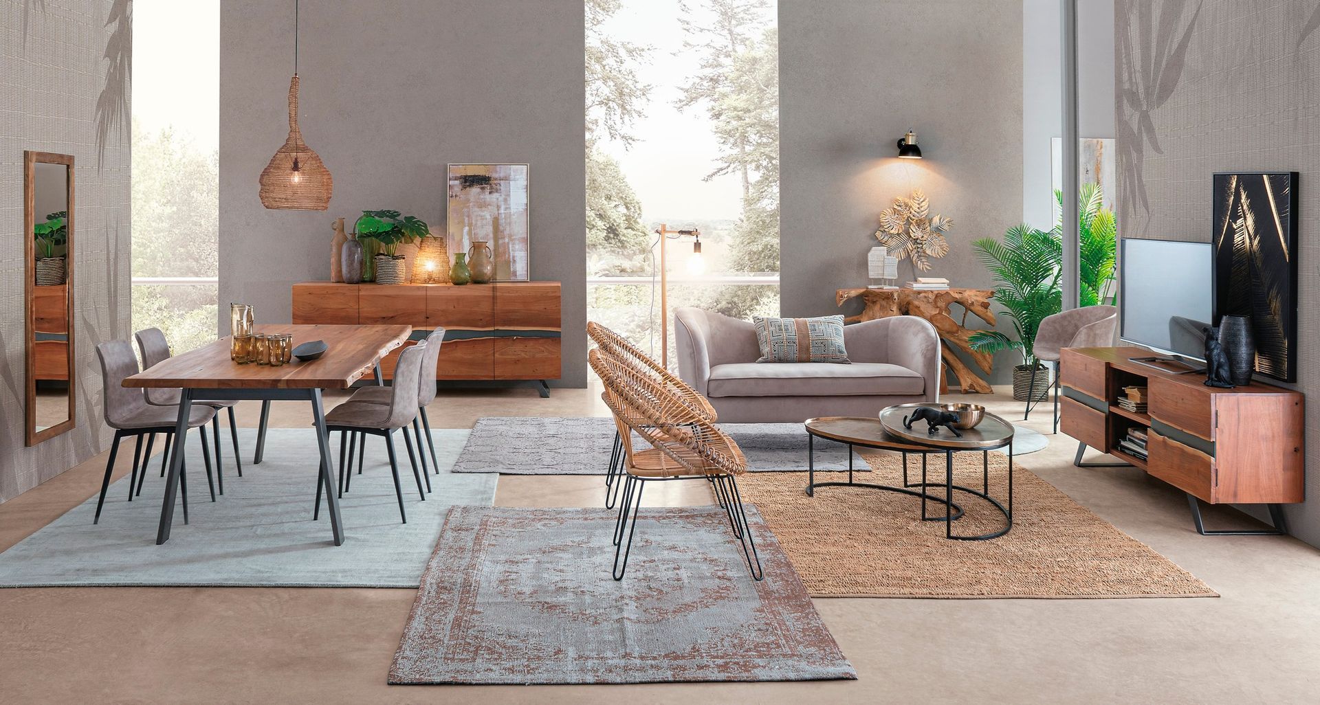 Un soggiorno con tavolo, sedie e camino