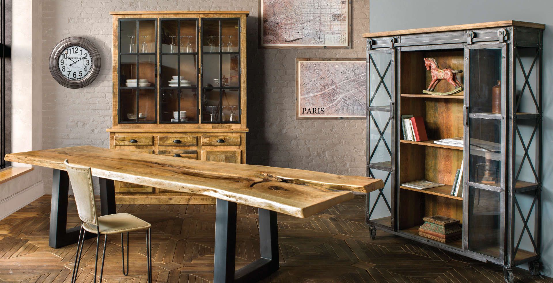 Una stanza con un tavolo, sedie, scaffali e un orologio sul muro.