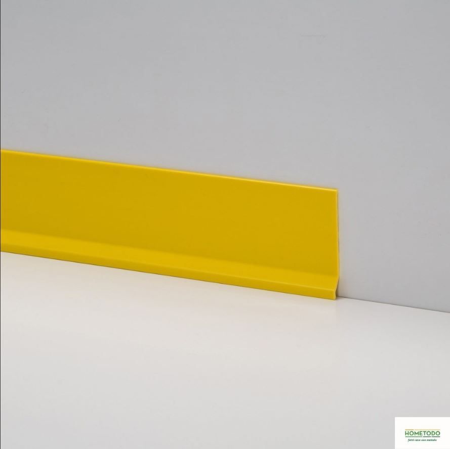 Uno zoccolo giallo è contro un muro bianco