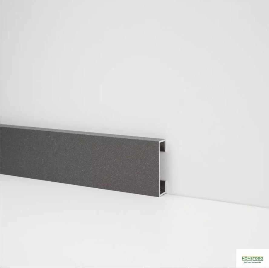 Un muro bianco con una rifinitura grigia