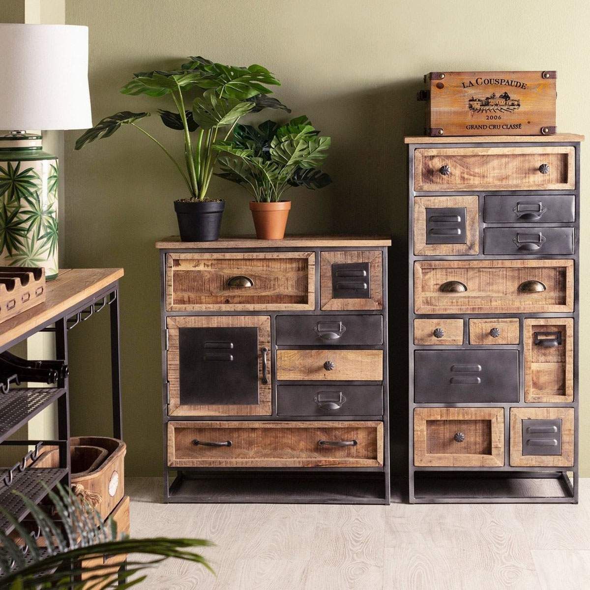 Una stanza con molti cassetti e una lampada