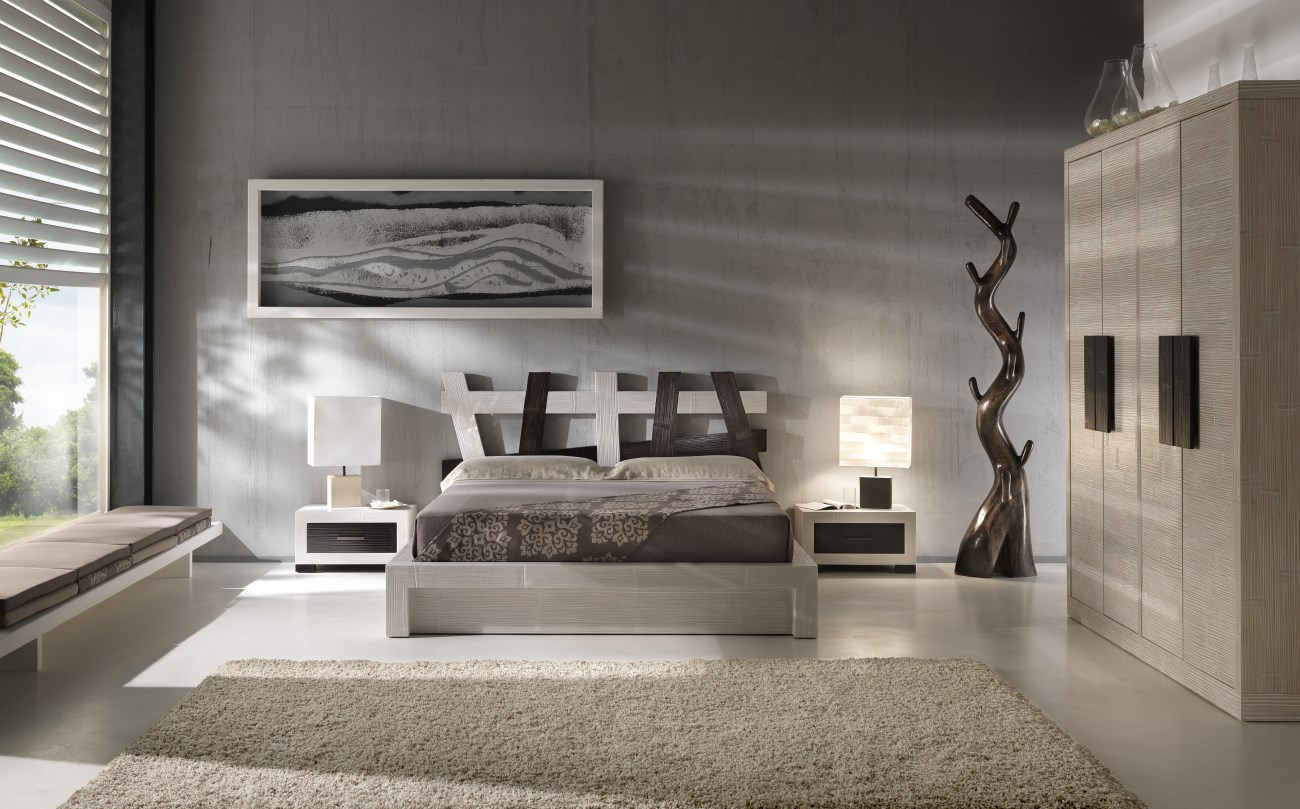 Una camera da letto con un letto, comodini e un tappeto