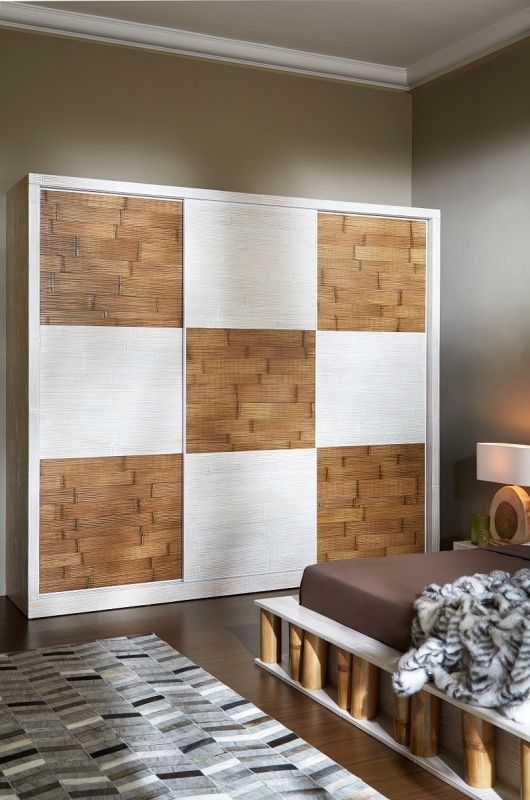 Una camera da letto con un armadio a porte scorrevoli e un letto