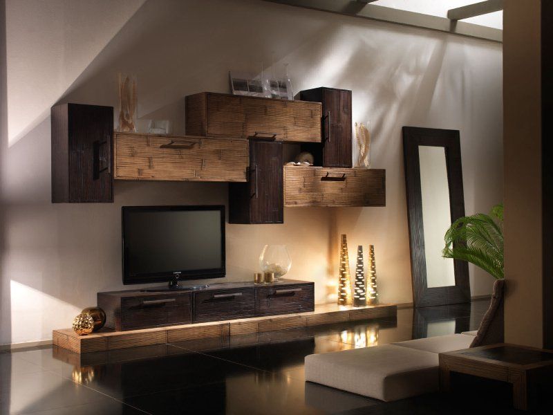 Un soggiorno con TV a schermo piatto e specchio