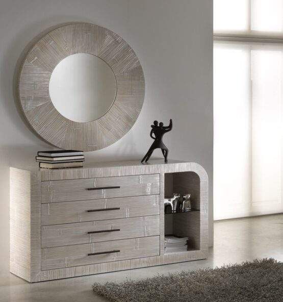 Una stanza con un comò, uno specchio e una statua