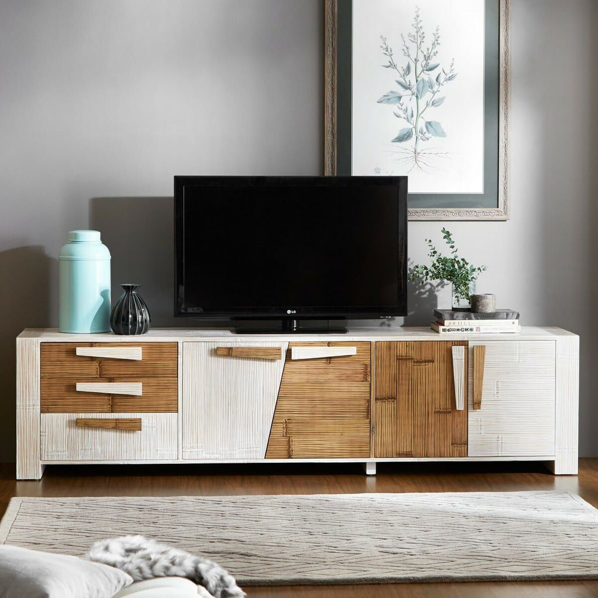 Nel soggiorno c'è una TV appoggiata su un mobile porta TV in legno.