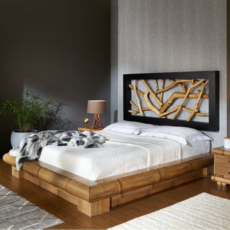 Una camera da letto con un letto in legno e una testiera nera