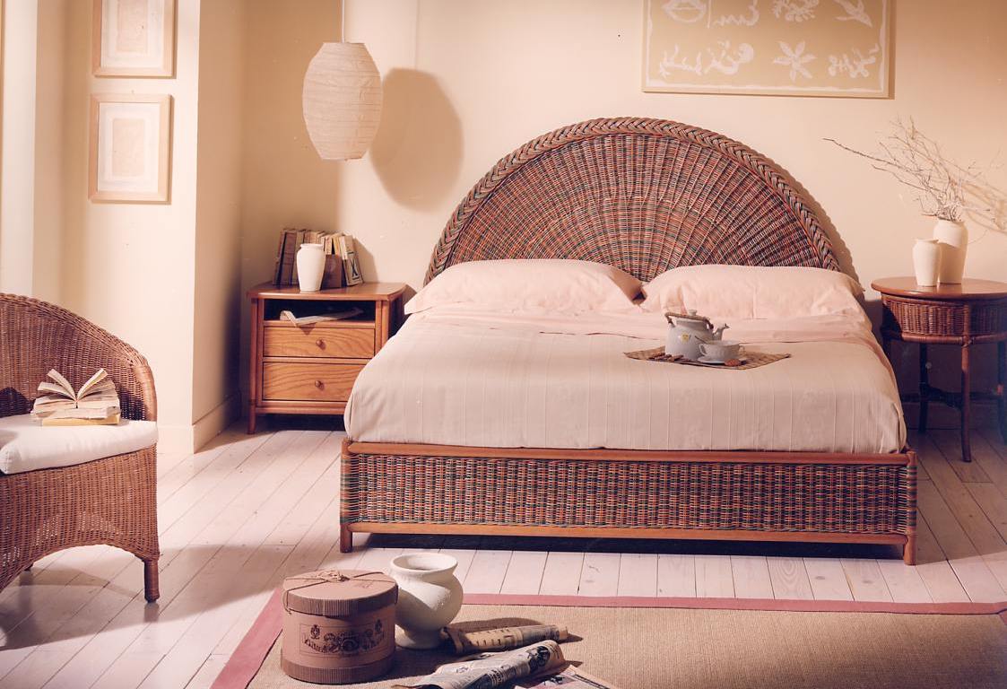 Una camera da letto con mobili in vimini e un letto in vimini