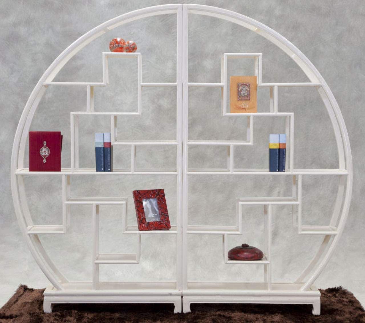 Uno scaffale bianco con una cornice sopra