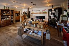 Gemütliches Ladeninterieur mit Holztischen, Warenregalen und warmen Lichterketten