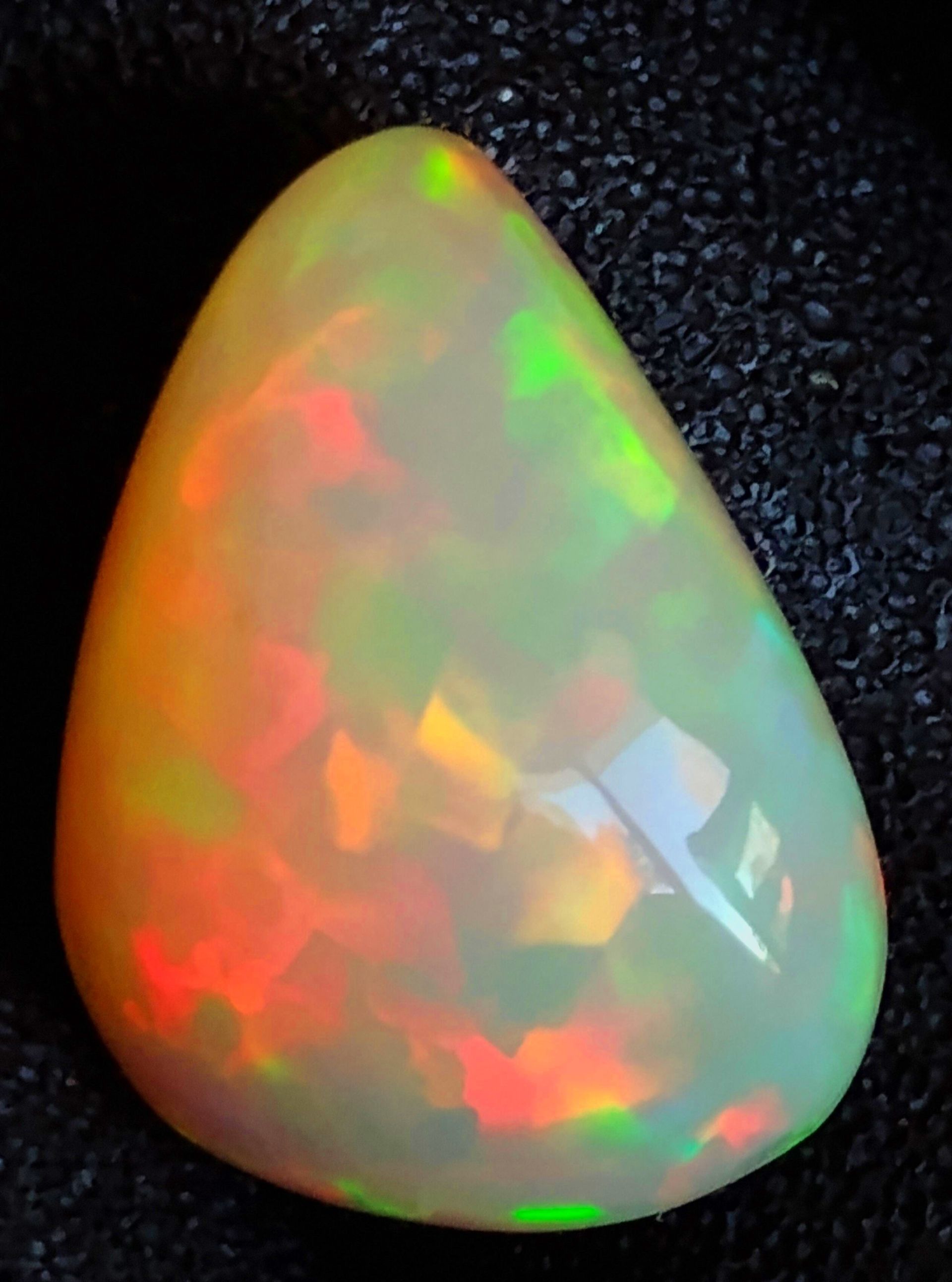 Mesmerizing 9 Carat Natural Welo Opal