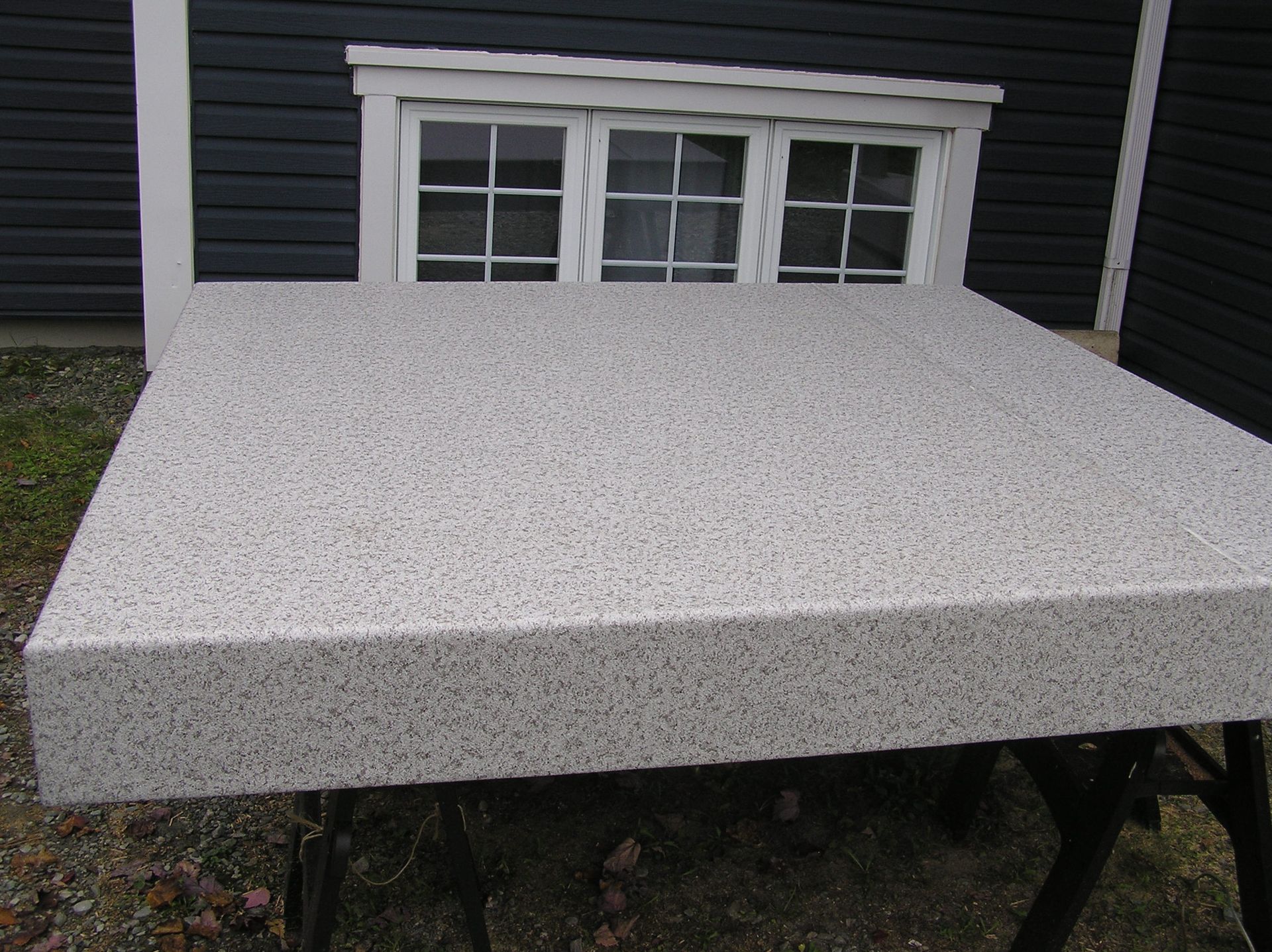 Une plateforme recouverte d'une membrane de PVC avec une fenêtre en arrière-plan