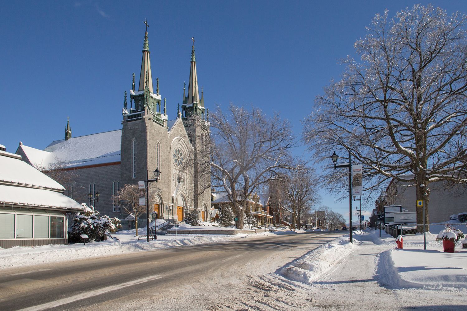 Grande église sur la rue principale à Granby