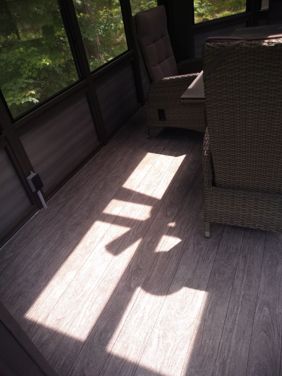 Le soleil brille à travers les fenêtres et projette une ombre sur le sol en membrane de PVC