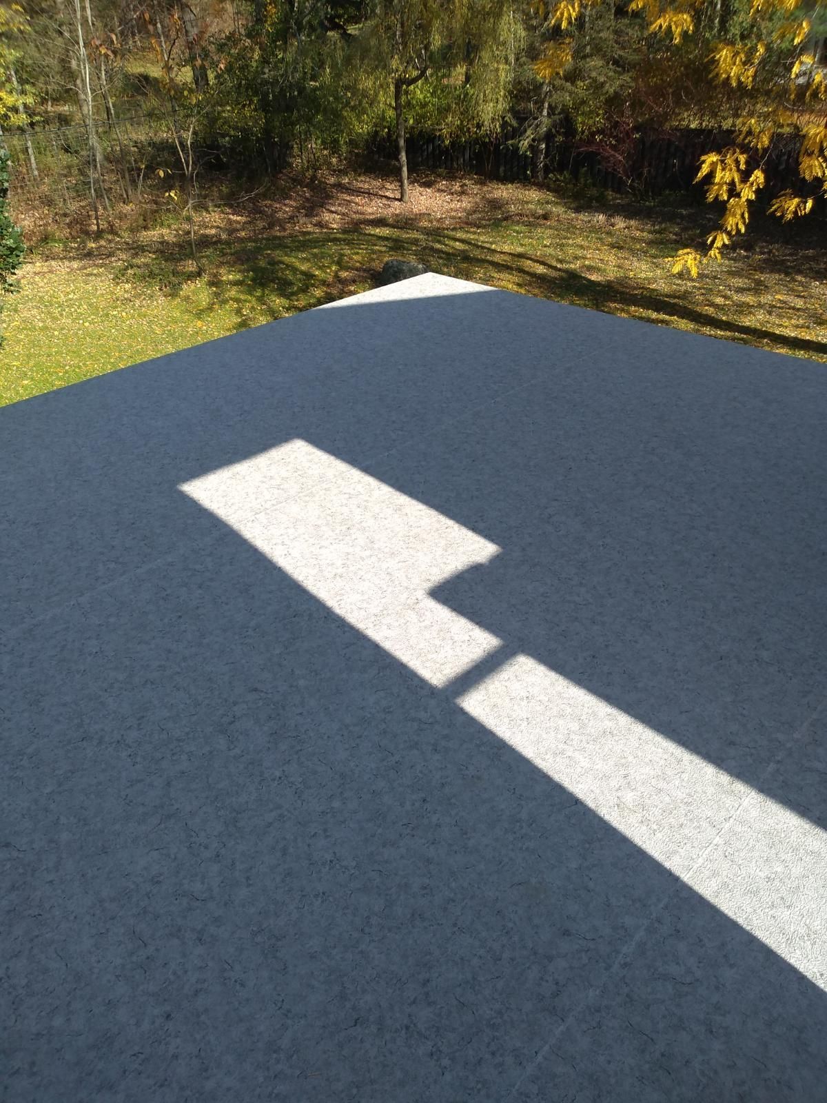 Patio gris en membrane de PVC avec reflet du soleil