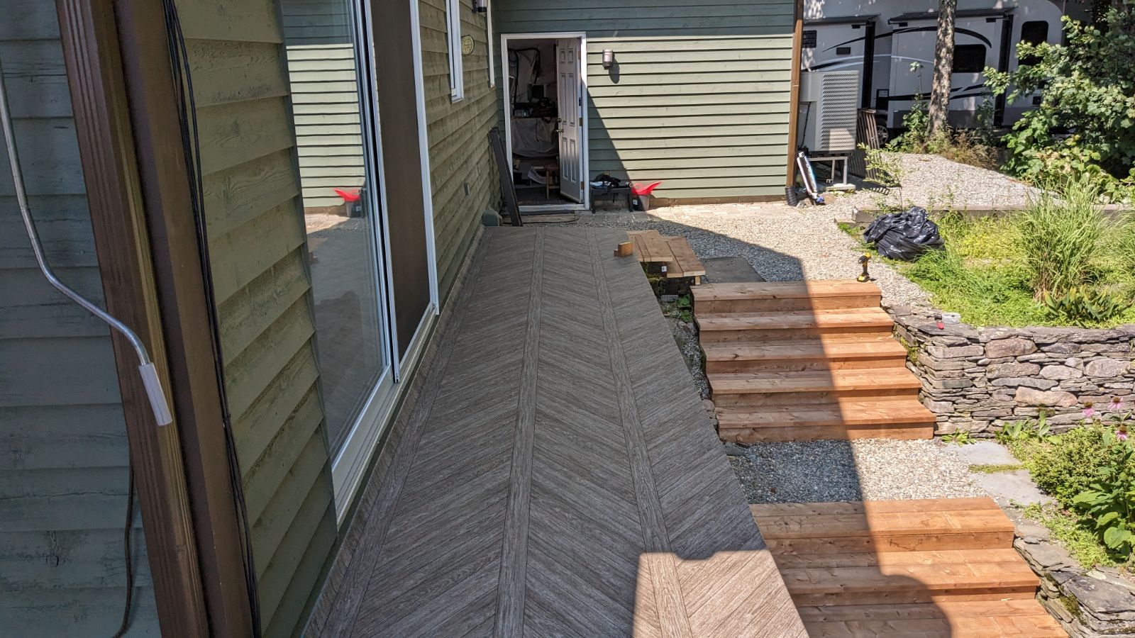 Un patio avec des escaliers menant à l'arrière d'une maison.