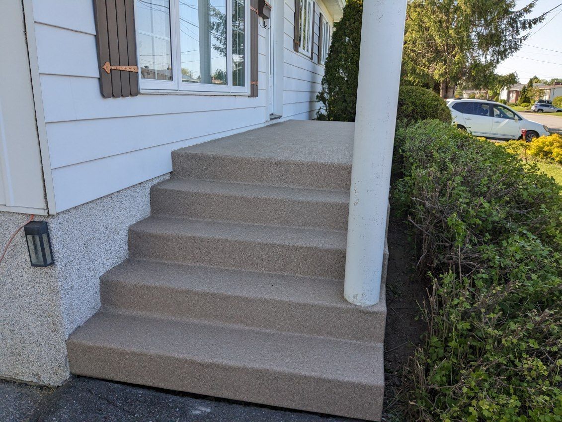 Un ensemble d'escaliers menant au porche d'une maison.