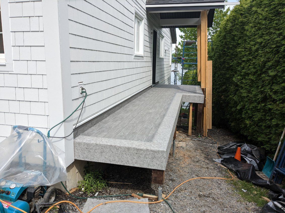 Une passerelle en PVC sur le côté d'une maison.