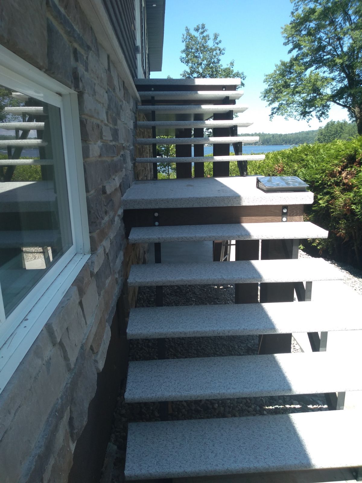 Un ensemble d'escaliers menant à une maison à côté d'une fenêtre.