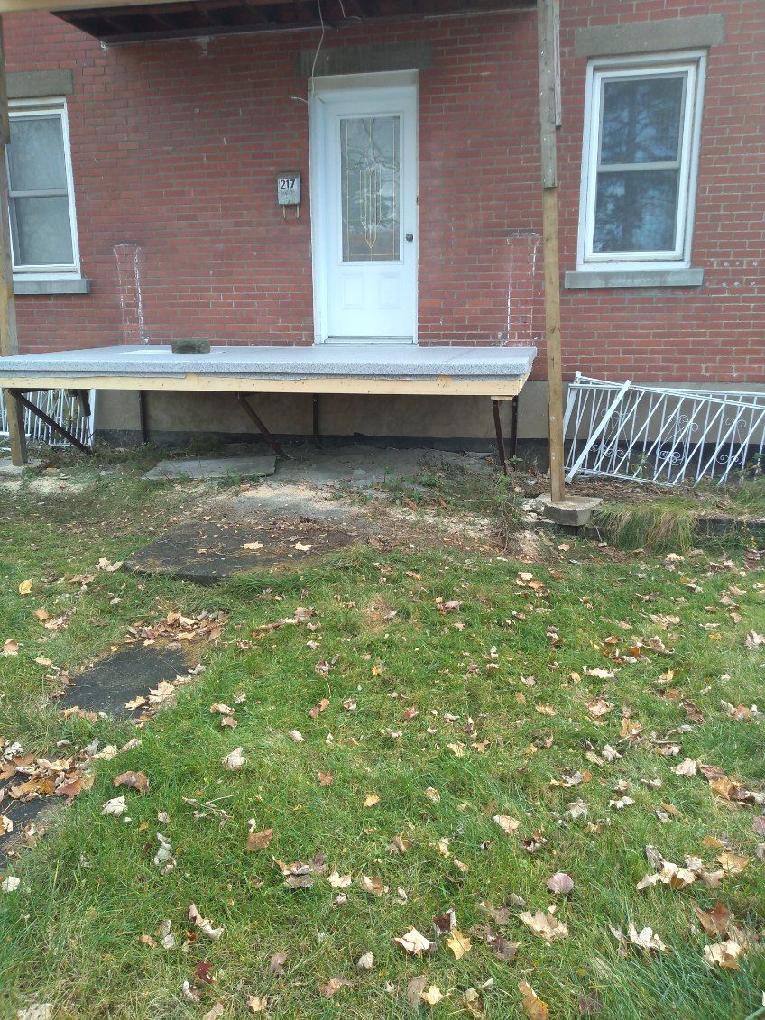 Une maison en briques avec un patio en PVC devant