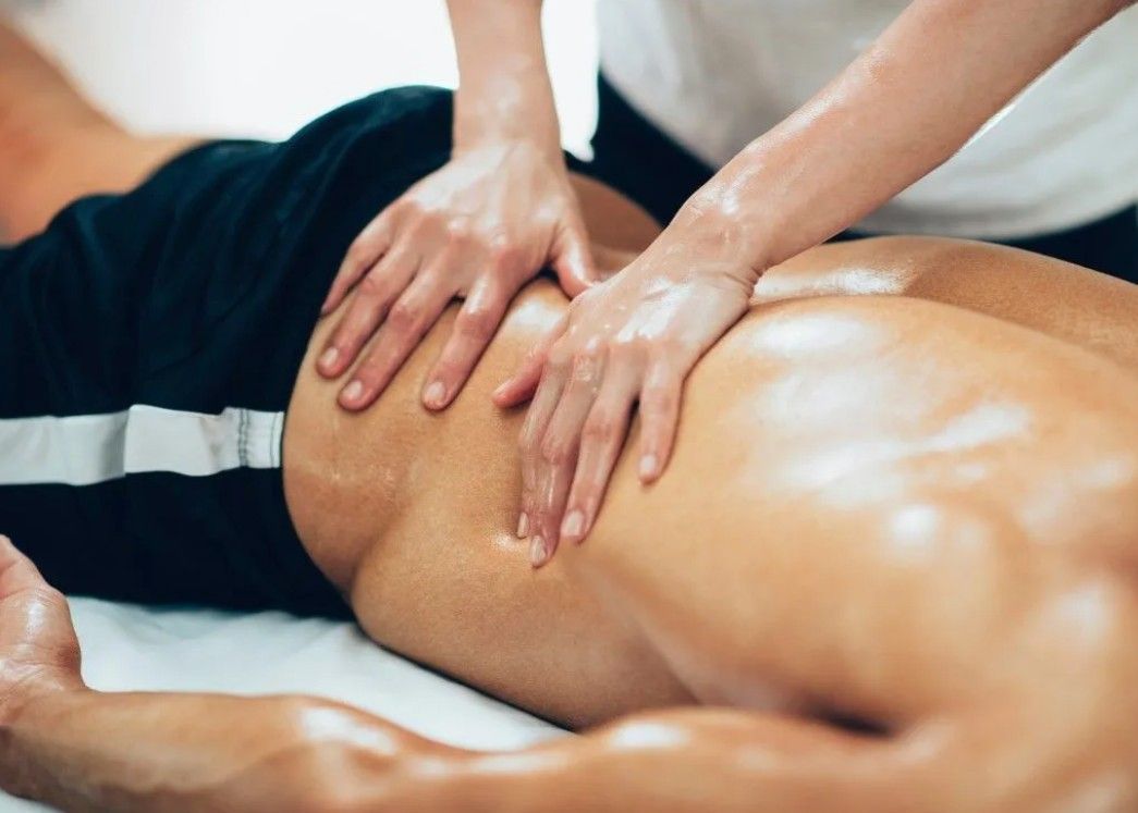 massage therapy coventry carrying out a sports massage for a client