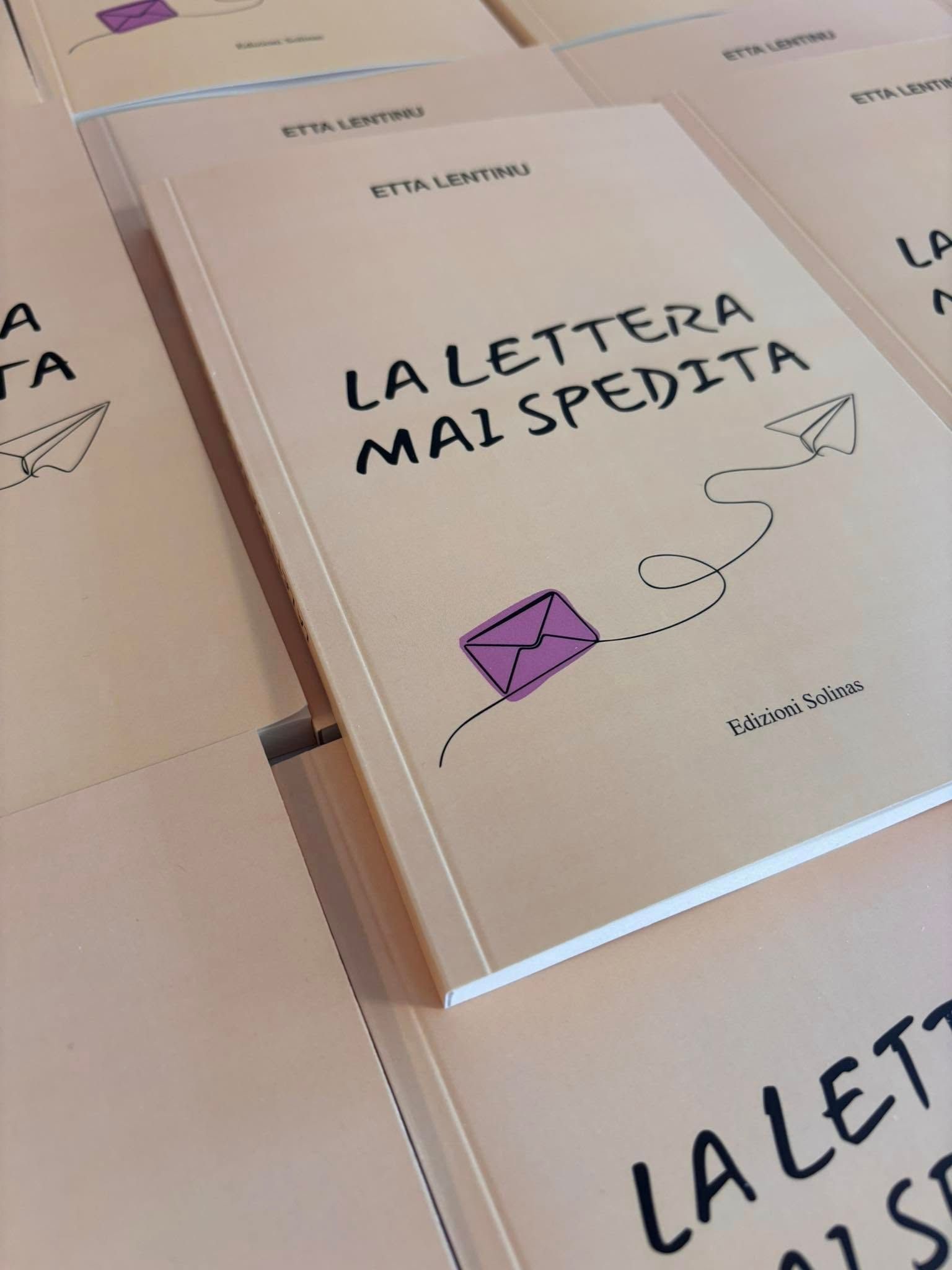 Pila di libri color pesca chiaro intitolati 