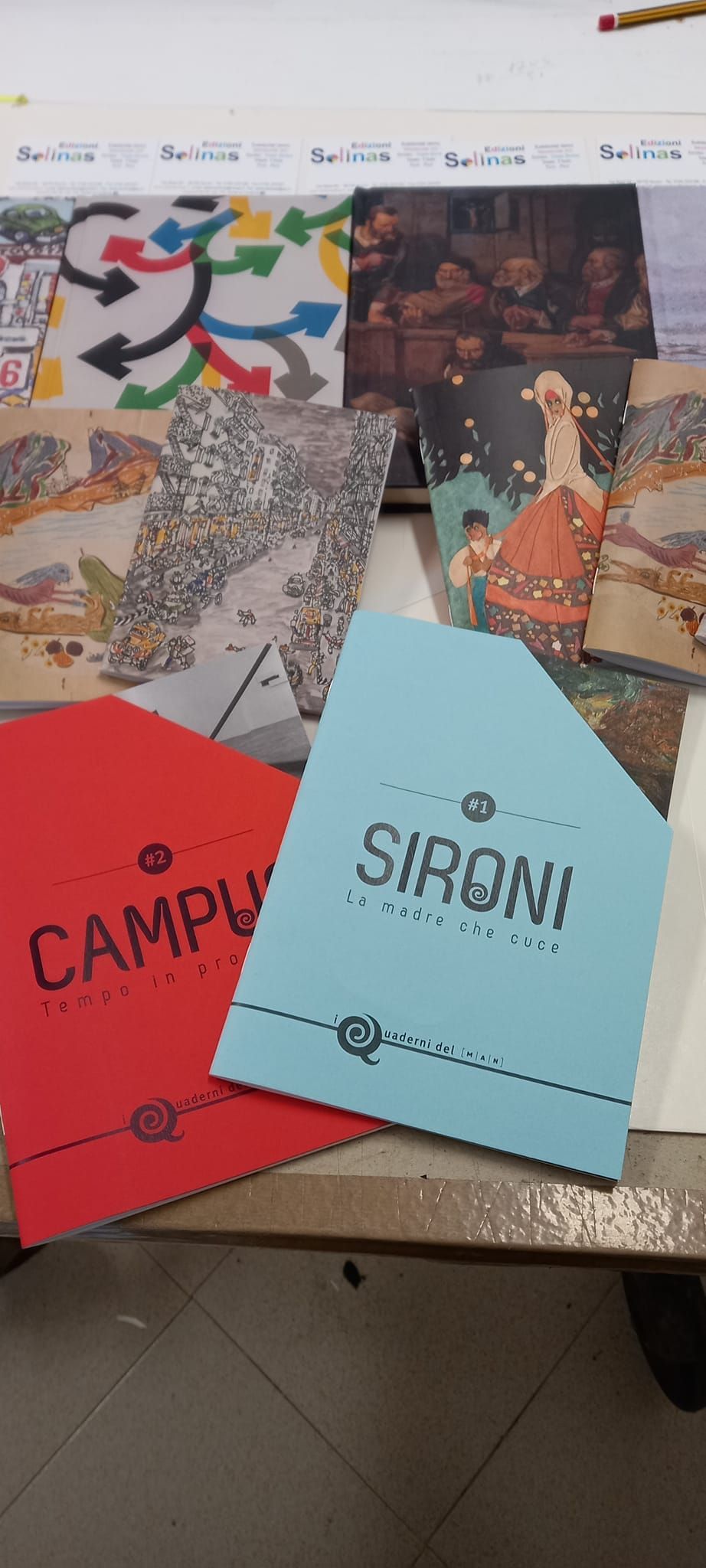 Cartellini rossi con la scritta 