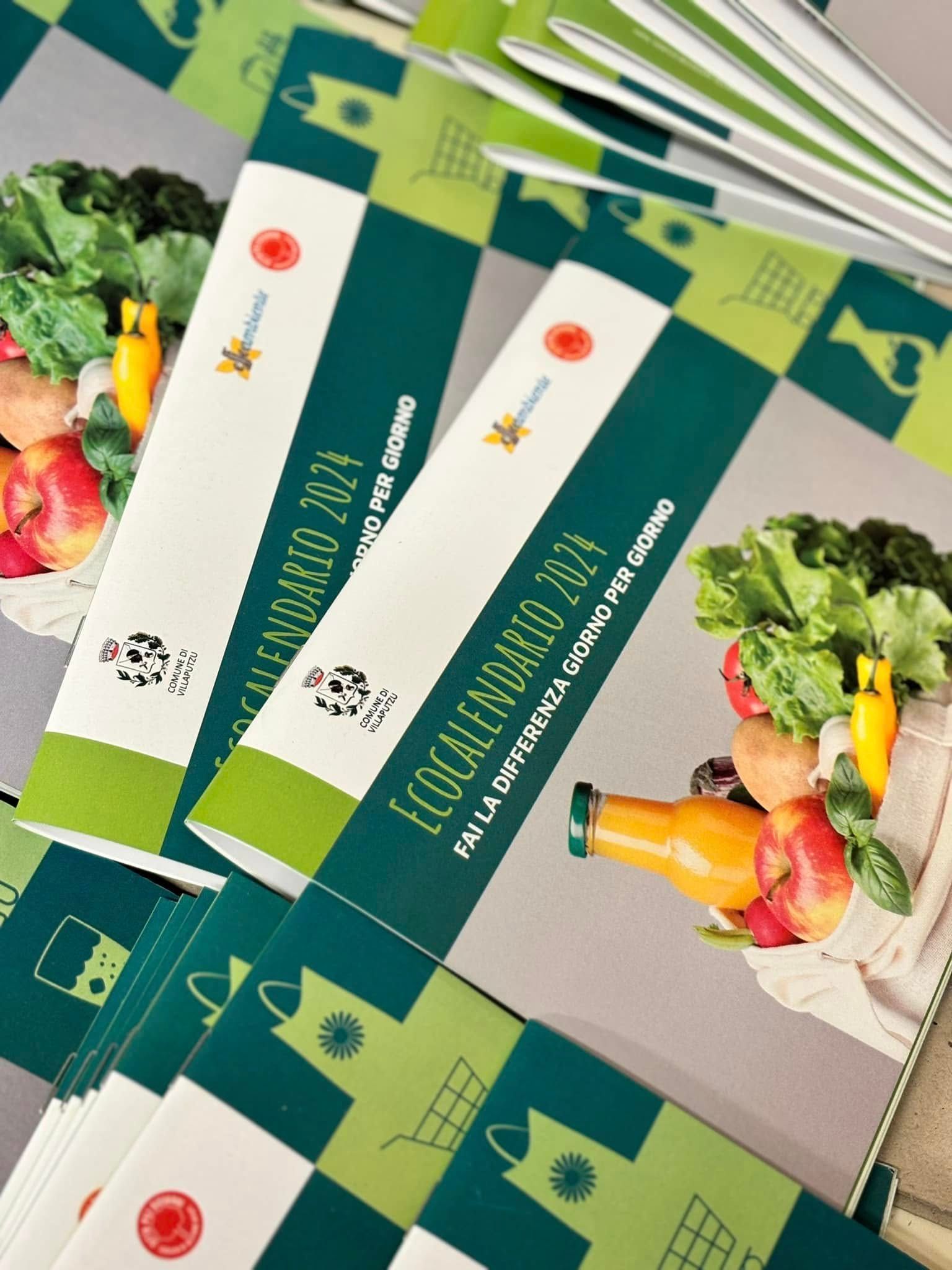Calendari con design verde e bianco, che promuovono uno stile di vita ecosostenibile, accanto a una borsa della spesa.